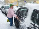 Hana Vlková z Plzn odklízí sníh ze svého auta. (29. listopadu 2010)