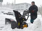 Mu odklízí sníh u vysokokolských kolejí v Plzni na Lochotín. (29. listopadu 2010)