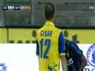 BUM! Samuel Etoo z Interu Miln uhodil hlavou do Bostjana Cesara z Chieva. Snmek pozen z vysln televize Sky Calcio. 