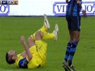 A U JE NA ZEMI. Bostjan Cesar z Chieva upadl na zem pot, co ho Samuel Etoo z Interu Miln uhodil do hrudnku. Snmek pozen z vysln televize Sky Calcio. 