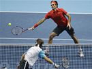 NA SÍTI. Roger Federer (v erveném) i David Ferrer hrají na síti.