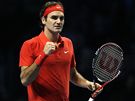 VÍTZNÉ GESTO. Roger Federer se raduje bhem svého prvního zápasu na Turnaji mistr.