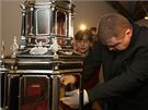 Fará olomoucké katedrály sv. Václava Ladislav virák ukládá ostatky sv. Pavlíny do zrekonstruovaného relikviáe, který pedstaví Muzeum umní v rámci velkolepé výstavy Olomoucké baroko letos od 2. prosince.