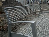 Msc po oteven zrekonstruovanch Mstskch sad v st nad Labem jsou nkter z laviek znien.