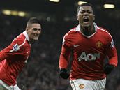 GLOV OSLAVA. Patrice Evra, obrnce Manchesteru United (vpravo), se raduje ze svho glu