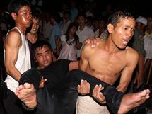 Zejm pes 180 lid zemelo v tlaenici v Kambodi bhem oslav konce de. (22. listopadu 2010)