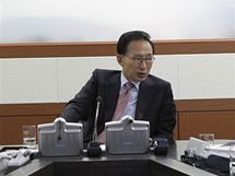 Jihokorejský prezident I Mjong-bak (uprostřed) během bezpečnostní schůzky (23. listopadu 2010)
