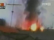 Záběry z korejské televize YTN ukazují následky ostřelování KLDR na ostrově Jonpchjong (23. listopadu) 