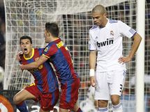 VMLUVN SITUACE. Pedro Rodriguez (vlevo) a David Villa l radost, Pepe zpytuje svdom.