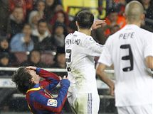 SPORN OKAMIK. Lionel Messi se kc k zemi pot, co ho Richardo Carvalho trefil loktem do oblieje.