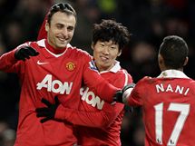 Hri Manchesteru United oslavuj jeden ze sedmi gl v sti Blackburnu. Vlevo je Dimitar Berbatov, uprosted Pak i-song, vpravo dobh Nani.