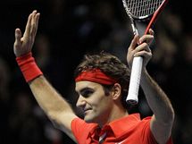 Tenista Roger Federer zdrav divky v londnsk O2 Arn, prv zdolal Djokovie a postoupil do finle Turnaje mistr.