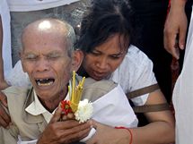 Pozstal oplakvaj sv blzk, kte zemeli pi oslavch v Kambodi (24. listopadu 2010)