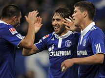 Fotbalist Schalke se raduj z glu, kter vstelil Ral (uprosted)