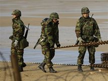 Jihokorejt vojci se astn spolench nmonch manvr s USA (28. listopadu 2010)