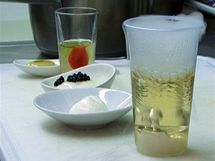 V molekul�rn� kuchyni nen� nic tak, jak to vypad�. Kou��c� drink je �pln� studen� a to, co se tv��� jako vaje�n� b�lek nebo citronov� sorbet, je raj�atov� p�na 