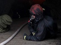 Trénink hasičů ve výcvikovém kontejneru ve Vysokém Mýtě