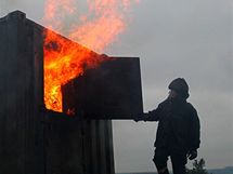 Trénink hasičů ve výcvikovém kontejneru ve Vysokém Mýtě