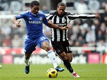 SOUBOJ. Florent Malouda z Chelsea (vlevo) si kryje m ped Waynem Routledgem z Newcastlu.