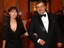 Ředitel vinohradské nemocnice Marek Zeman (s manželkou) vyměnil nemocniční prostředí za taneční parket.