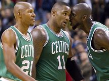 Kevin Garnett (vpravo) z Bostonu Celtics drazn promlouv ke spoluhri Glenu Davisovi. Vlevo Ray Allen