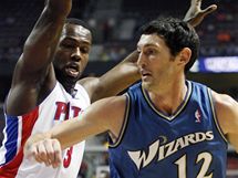 Kirk Hinrich (vpravo) z Washingtonu Wizards obchz Rodneyho Stuckeyho z Detroitu Pistons