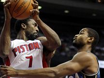 Ben Gordon (vlevo) z Detroitu Pistons pihrv kolem HiltonaArmstronga z Washingtonu Wizards