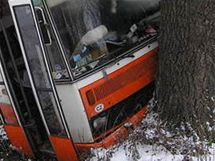 U Lanek havarovala autobus pevejc kolky.