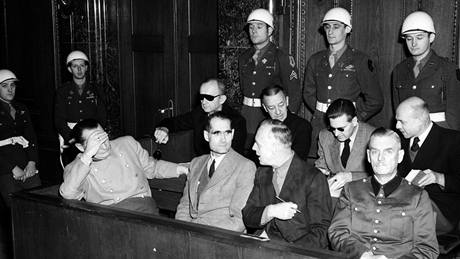 Lavice obžalovaných. Vlevo si zakrývá obličej Hermann Göring, vedle něj Rudolf Hess.