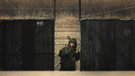 Jihokorejský voják na strái (26. listopadu 2010)