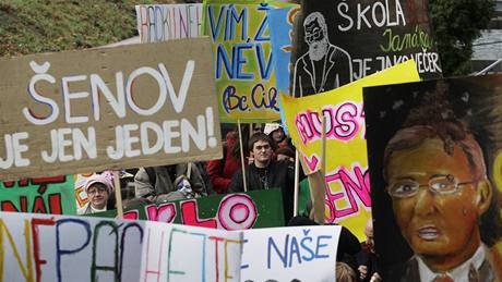 Protest student proti sluování skláských kol v Kamenickém enov  a Novém Boru.