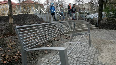 Msíc po otevení zrekonstruovaných Mstských sad v Ústí nad Labem jsou nkteré z laviek zniené.