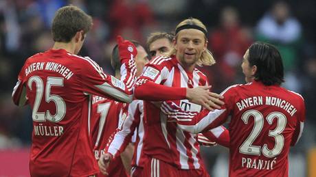 Fotbalisté Bayernu Mnichov se radují z gólu, který vstelil Anatolij Tymouk (uprosted s elenkou). 