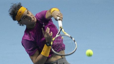 Rafael Nadal odpálil míek v semifinále Turnaje mistr proti domácímu Murraymu.