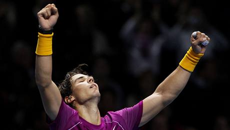 ÚLEVA. panlský tenista Rafael Nadal si oddechl. Po velkém boji pemohl v semifinále Turnaje mistr Andy Murrayho.