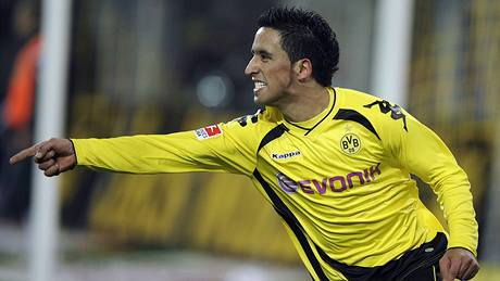 Paraguayský fotbalista Lucas Barrios se raduje v dresu Borussie Dortmund z gólu.