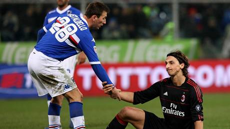 POJ, VSTÁVEJ. Hrá Sampdorie Janov Daniele Gastaldello zvedá Zlatana Ibrahimovie z AC Milán. 