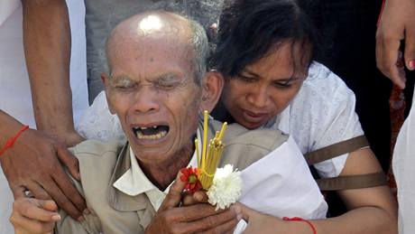 Pozstalí oplakávají své blízké, kteí zemeli pi oslavách v Kambodi (24. listopadu 2010)