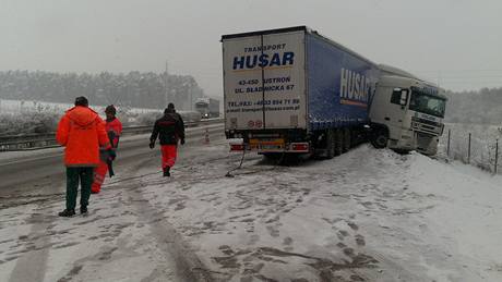 Vyprotování kamionu na dálnici D5 mezi Nýany a Sulkovem
