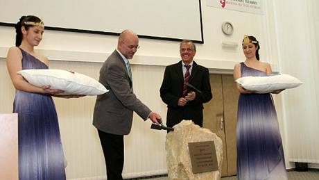 Prorektor Masarykovy univerzity prof. MUDr. Ivan Rektor (druhý zprava), CSc. s prorektorem VUT prof. RNDr. Michalem Kotoulem, DrSc p�i pokle�pání základního kamene laborato�í ALISI, Brno , duben 2010 