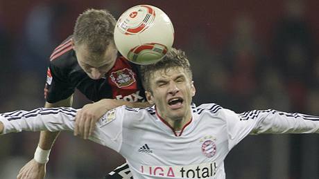 HLAVIKOVÝ SOUBOJ. Michal Kadlec, obránce Leverkusenu, ve vzduchu odehrává mí ped Thomasem Müllerem z Bayernu Mnichov