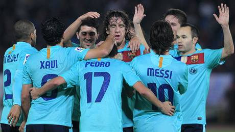 POTUPA. Fotbalisté Barcelony se radují z gólu, který dal Pedro. Dohromady jich Almerii nast�íleli osm.
