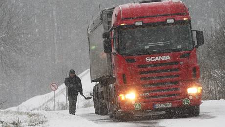 �idi� kamionu z�stal stát mezi Bíl�icemi a Leskovcem nad Moravicí na Bruntálsku. Sype pod kola �kváru, aby se mohl rozjet. (29. listopadu 2010)