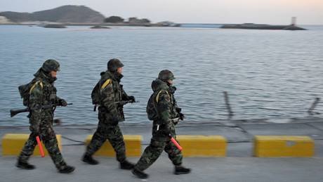 Jihokorejtí vojáci steí pobeí ostrova Jonpchjong (28. listopadu 2010)