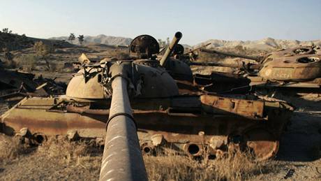 Rezavé sovtské tanky v afghánském Heratu. (25. listopadu 2010)