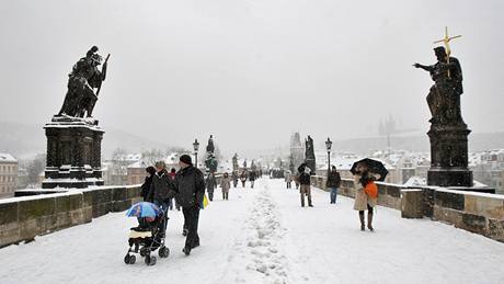 Zasnený Karlv most v Praze. (29. listopadu 2010)