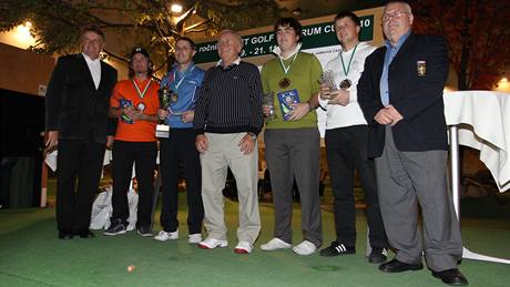 Vyhlášení výsledků Erpet Golf Centrum Cupu 2010. Vítěz Jiří Němeček v modrém třetí zleva.