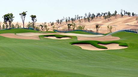 Rozestavěné golfové hřiště v Dubaji podle designu Tigera Woodse.