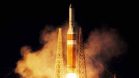 Start rakety Delta IV Heavy s obím pionáním satelitem