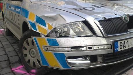 Policejní auto srazilo seniory na praském námstí Míru